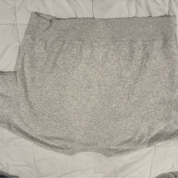 Abercrombie & Fitch Gray Sweater with New York Crest - Picture 5 of 6